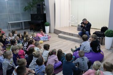 Wieluń: Biblioteka Miejska zaprosiła dzieci na spotkanie z fotografem Piotrem Pabisiakiem